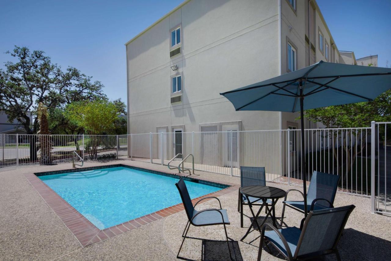 ホテル Baymont By Wyndham San Antonio Airport エクステリア 写真